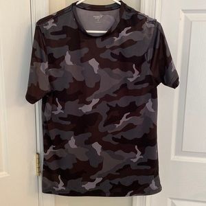 Old Navy active camo shirt size medium